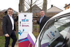 NEW-Vorstand Frank Kindervatter und Bürgermeister Karl-Heinz Wassong nahm in Niederkrüchten die elfte öffentliche E-Ladesäule der NEW in der Region in Betrieb. ©NEW AG