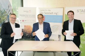 Raphael Jungbauer, Klaus Franken und Andreas Klesse (v.l.) unterzeichnen die Verträge. Quelle: NEW AG
