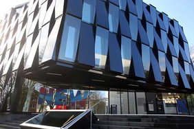 Das NEW-Blauhaus wurde mit dem österreichischen Innovations-Award in der Kategorie „Sonderpreis für Fassadengestaltung“ ausgezeichnet. 